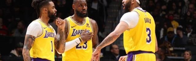 开云官网-湖人引援不力重蹈覆辙？詹眉休赛期悲喜两重天